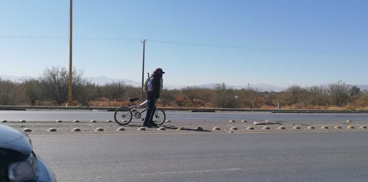 Diversos factores como la maleza o la basura obstaculizan el paso de bicicletas por la ciclovía. | Cecilia Aguilar