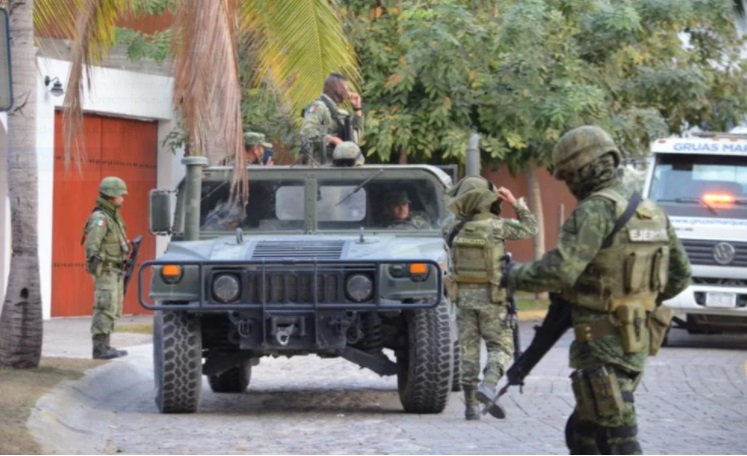 Los habitantes del municipio costero observaron por varias horas el ir y venir de los elementos militares de la Marina. (Especial)