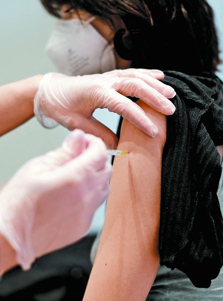 La inmunización, uno de los grandes retos. Michele Tantussi/Reuters