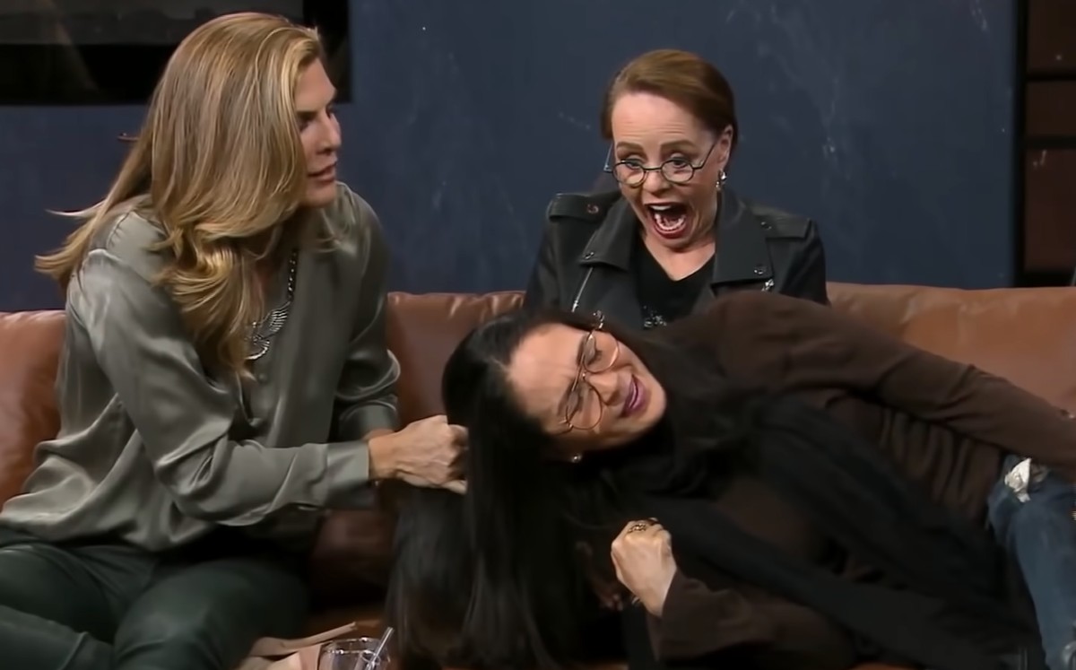 Montserrat Oliver le jala el cabello a Yolanda Andrade (Captura).