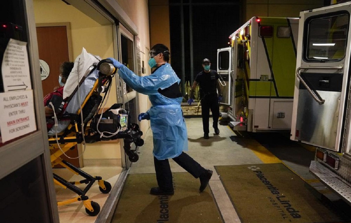 Paciente con covid-19 ingresando a un hospital en California. | AP
