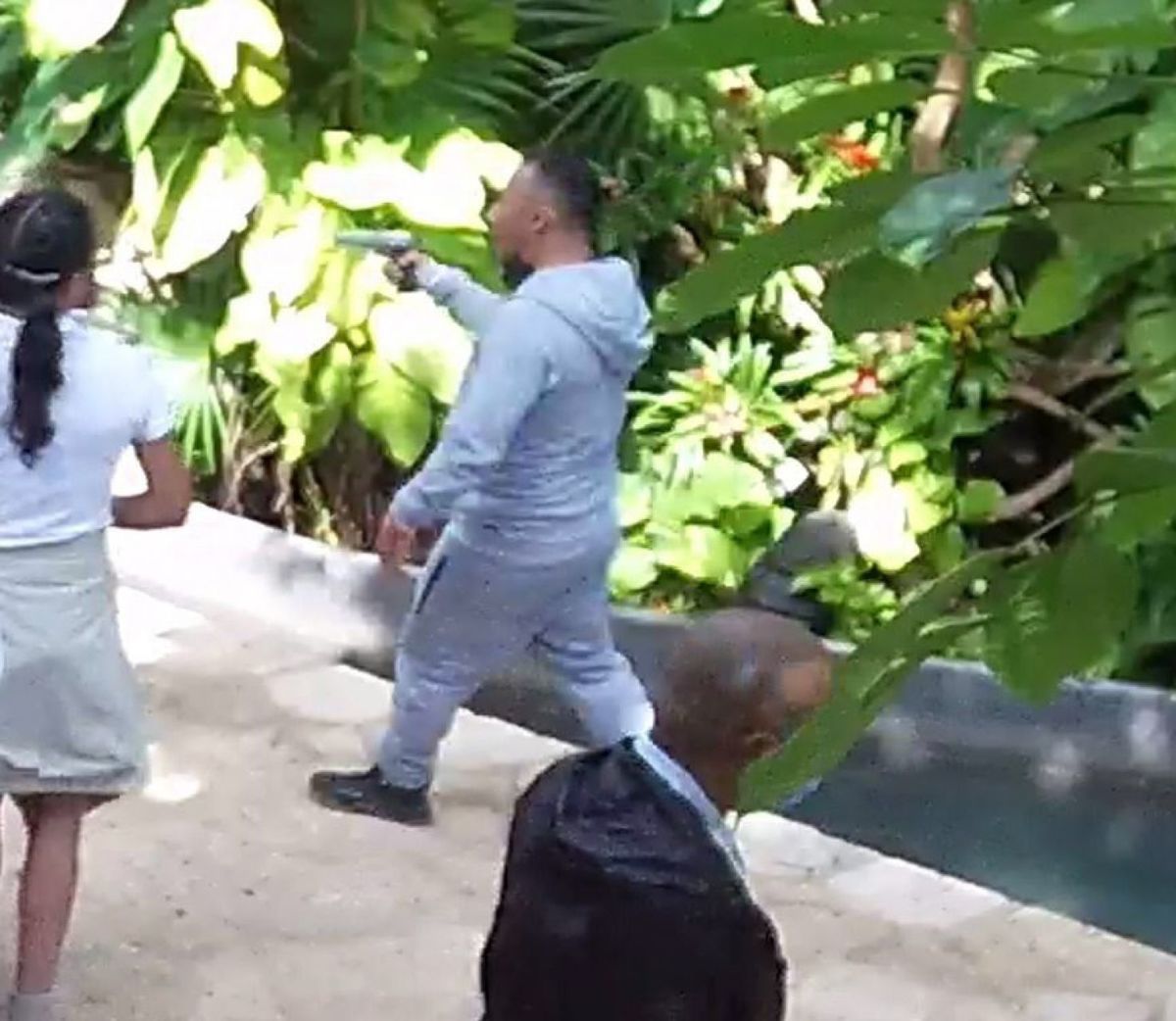 El agresor fue captado por las cámaras de seguridad del Hotel Xcaret. (Especial)