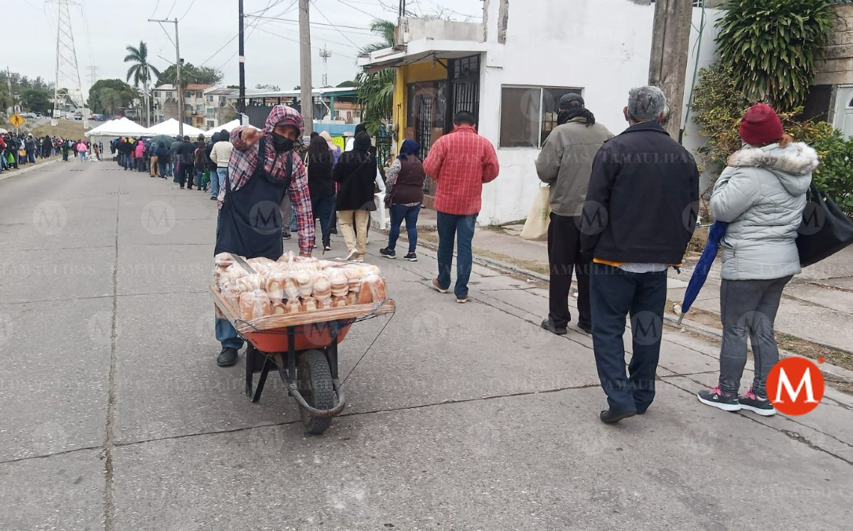 Fila de vacunación en Tampico. (Jesús Alberto García)