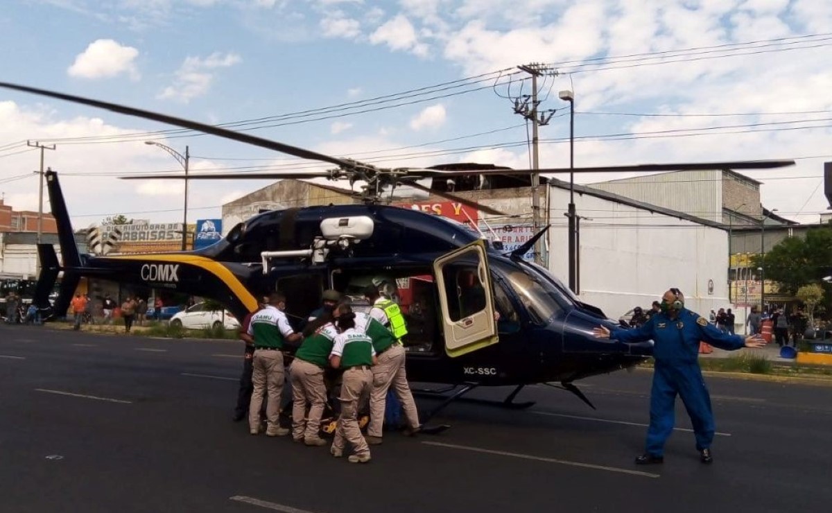 El helicóptero aterrizó en Eje 2 Norte para continuar con el traslado. | Ramón Ramírez