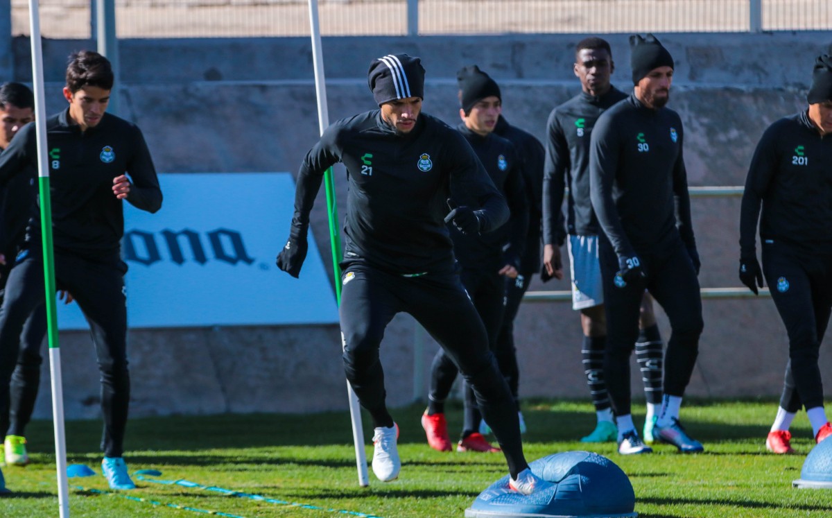Pedro Caixinha se ve obligado a hacer ajustes en su alineación para enfrentar al Necaxa. (@ClubSantos)