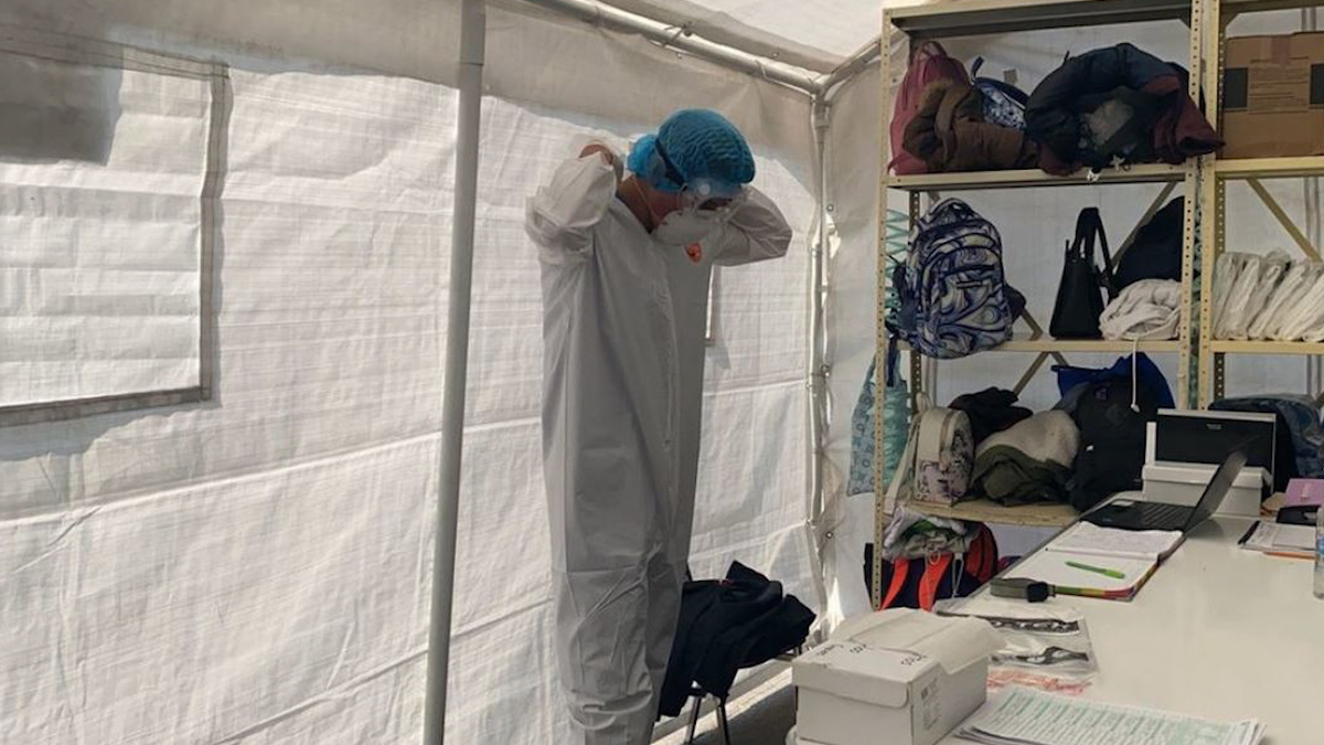 Personal sanitario pasa 8 horas en traje para evitar contagiarse