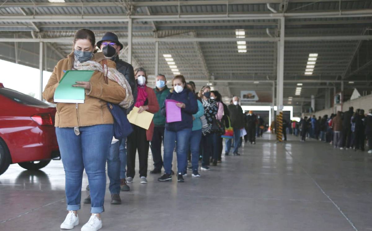 Más de 500 personas acudieron desde las primeras horas del día para vacunarse contra el covid-19 en Guanajuato.- Dany Béjar.