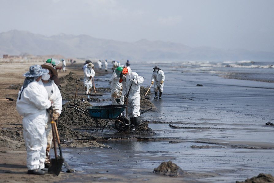 Tres playas fueron afectadas por más de 6 mil galones de petróleo. | Reuters
