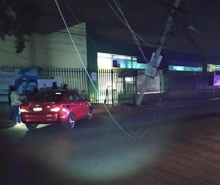 Vehículo impacta contra poste de luz en Tepeji del Río (Francisco Villeda)