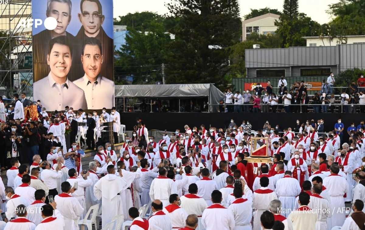 El acto reunió a más de seis mil fieles. | Twitter @AFPespañol