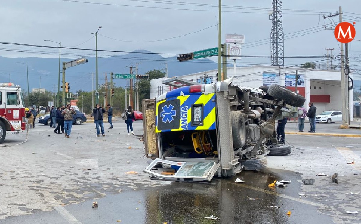 Ambulancia vuelca tras choque en cd Victoria