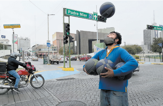 Las bajas temperaturas hacen los malabares aún más desafiantes. ÉRIK SOLHEIM ROCHA