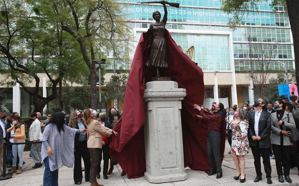 En CdMx, Sheinbaum y Gutiérrez Müller develan estatuas en “Paseo de las Heroínas”