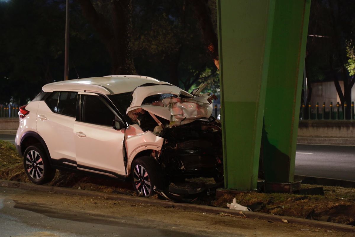 En Periférico choca contra puente peatonal