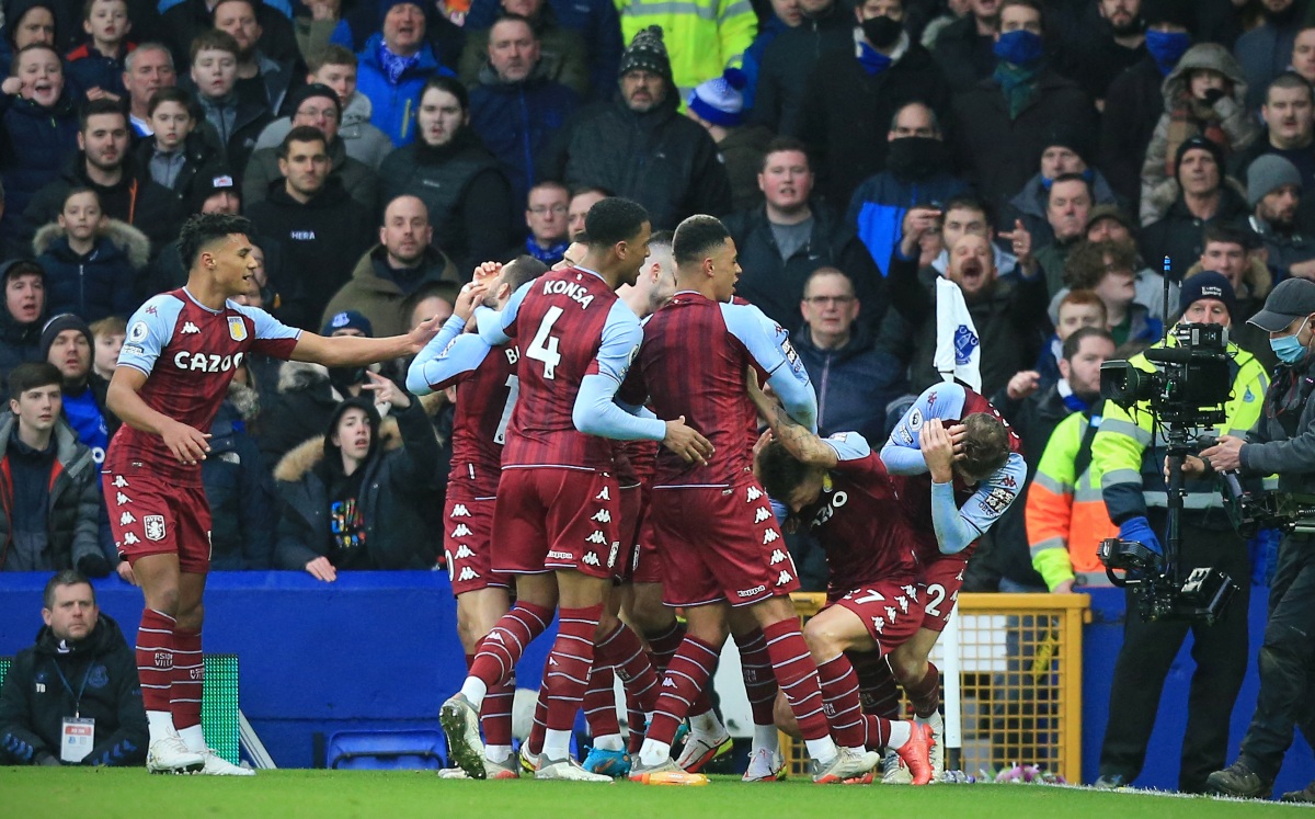 Jugadores del Aston Villa son agredidos por afición del Everton (AFP)