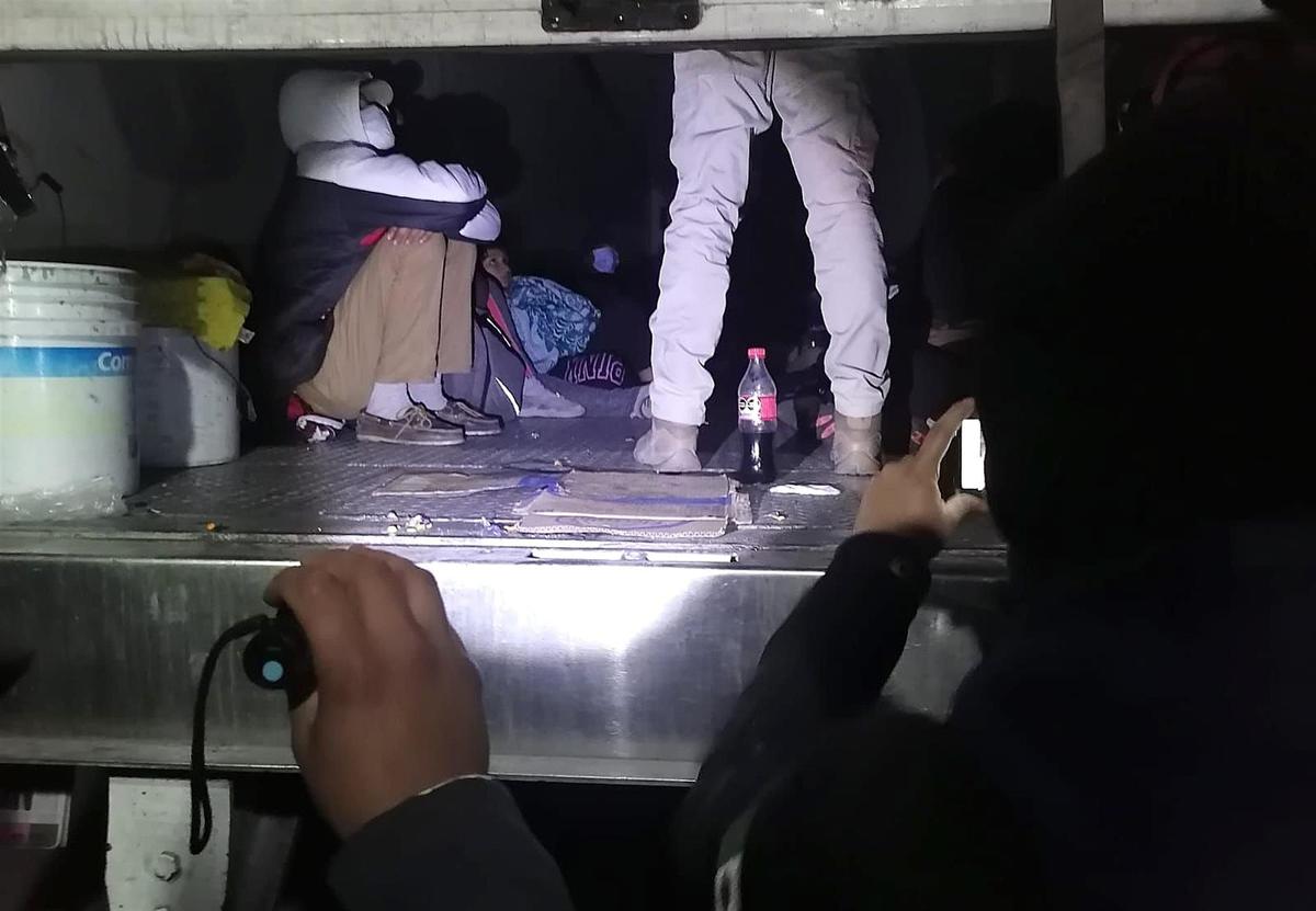 Los migrantes fueron rescatados de un traíler. (EFE)