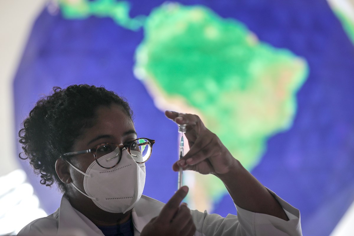 Una trabajadora de la salud prepara una dosis de la vacuna contra la covid-19 durante una jornada de vacunación de niños. (EFE)