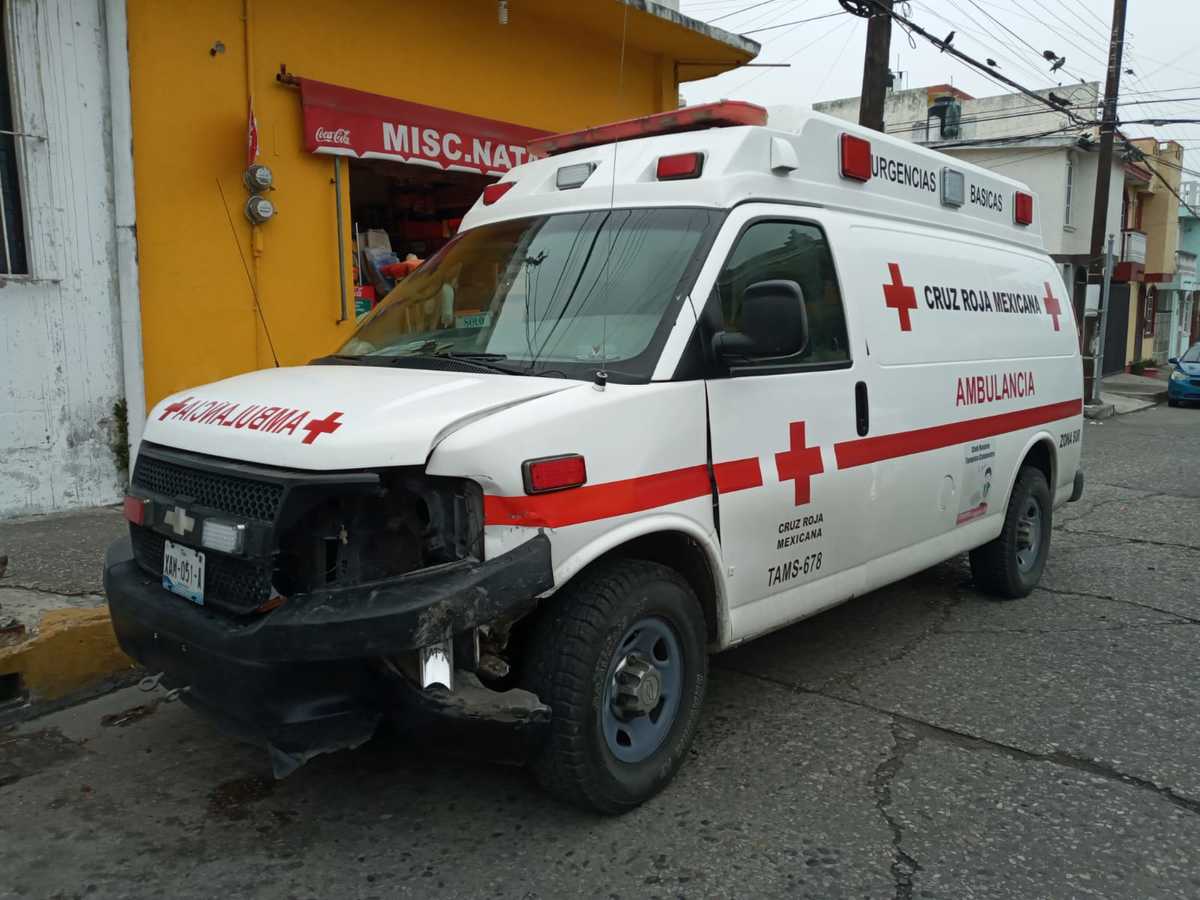 La ambulancia resultó con daños de consideración - Tampico (Sandra Sosa)