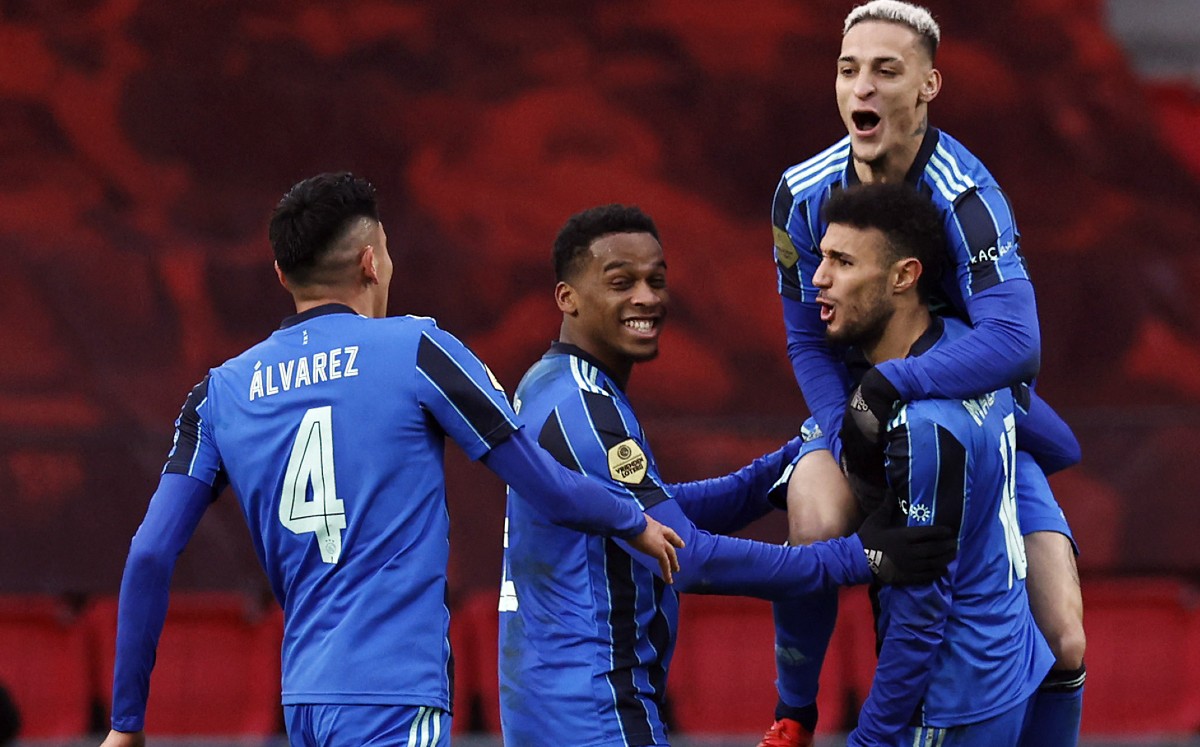 Con Edson Álvarez de titular, Ajax derrota al PSV y le arrebata liderato de Eredivisie (AFP)