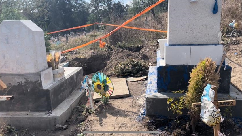 El abandono del panteón en Iztapalapa ha sido un foco para los saqueos de tumbas. (Armando Martínez)