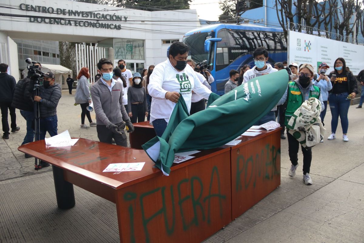 Los alumnos sacaron del plantel el escritorio del director | Cuartoscuro