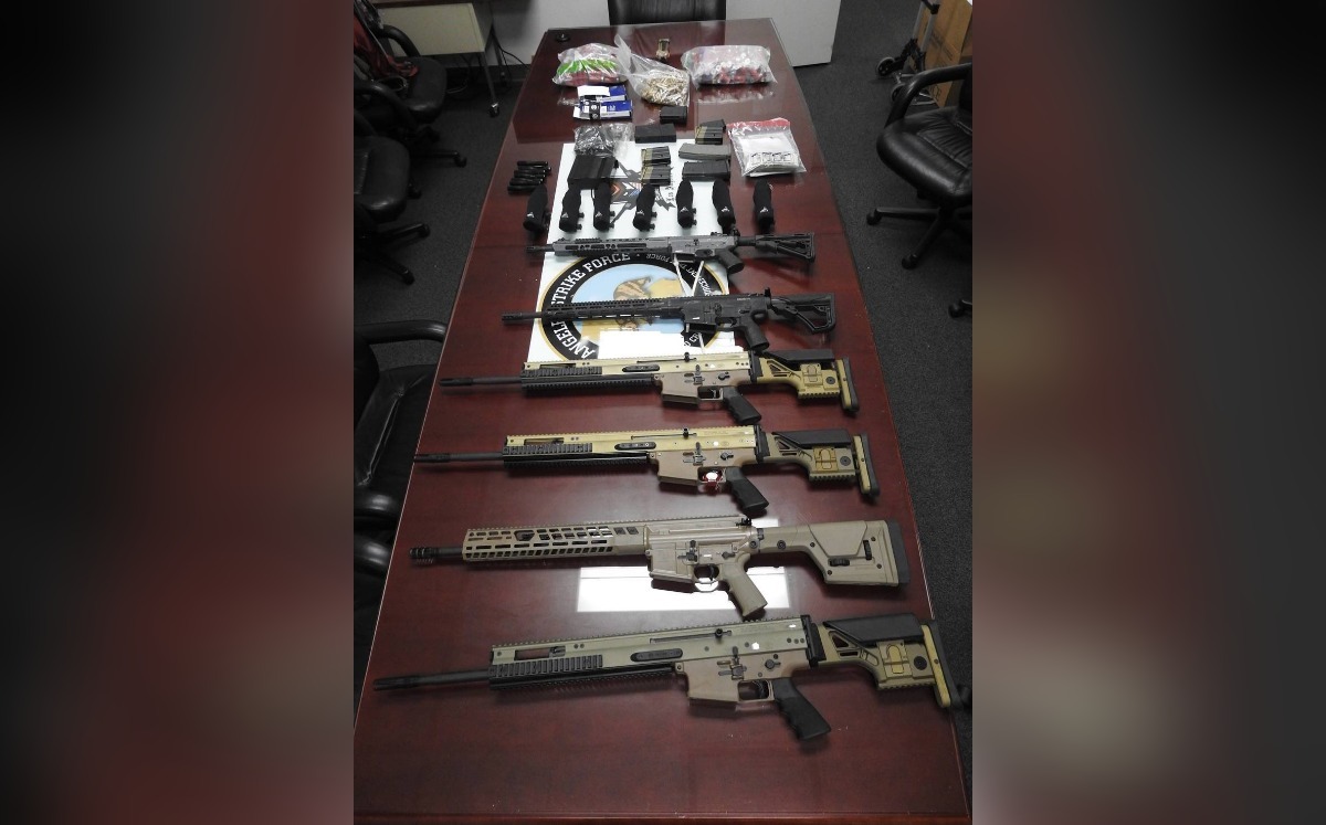 Armas y municiones incautadas durante la investigación. | Foto: US Attorney L.A.