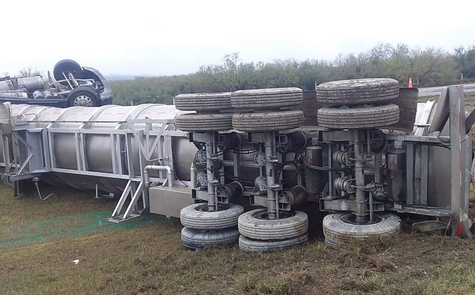 El material que transportaba quedó derramado. Foto: Especial