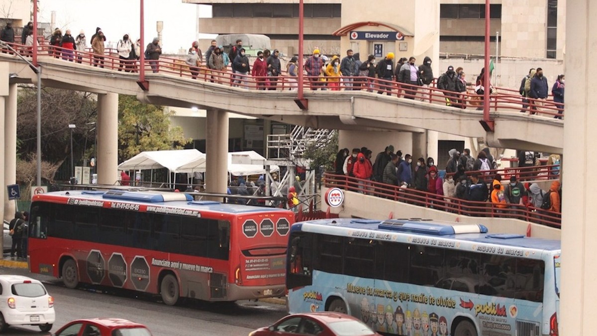 Falla Línea 2 del Metro en Monterrey provocando caos y largas filas