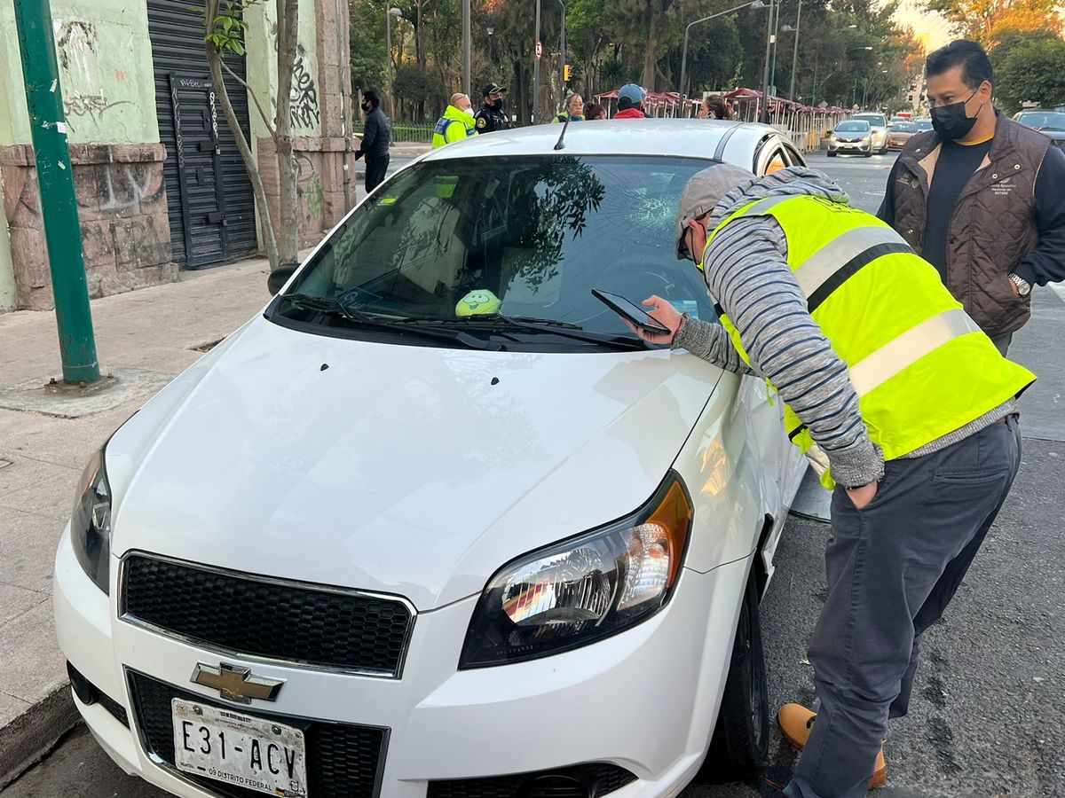 La motocicleta y el vehículo quedaron detenidos en el cruce, afectando la movilidad del carril confinado del metrobús.