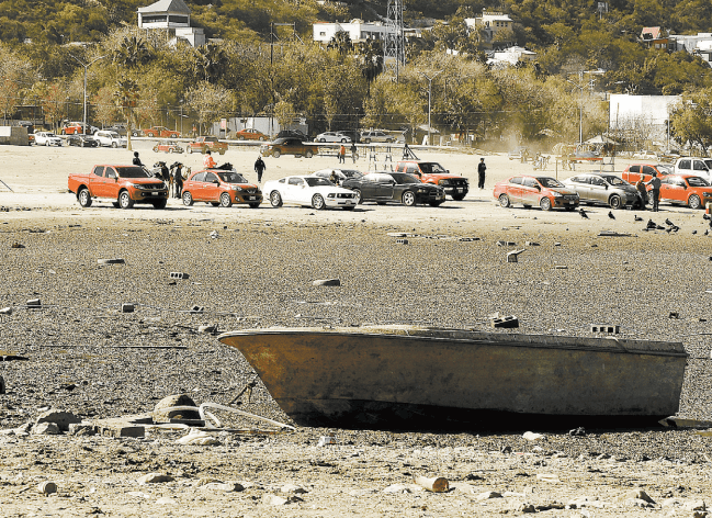 Ante el bajo nivel de agua de la presa Rodrigo Gómez quedaron abandonadas decenas de embarcaciones en las áreas secas. Raúl Palacios