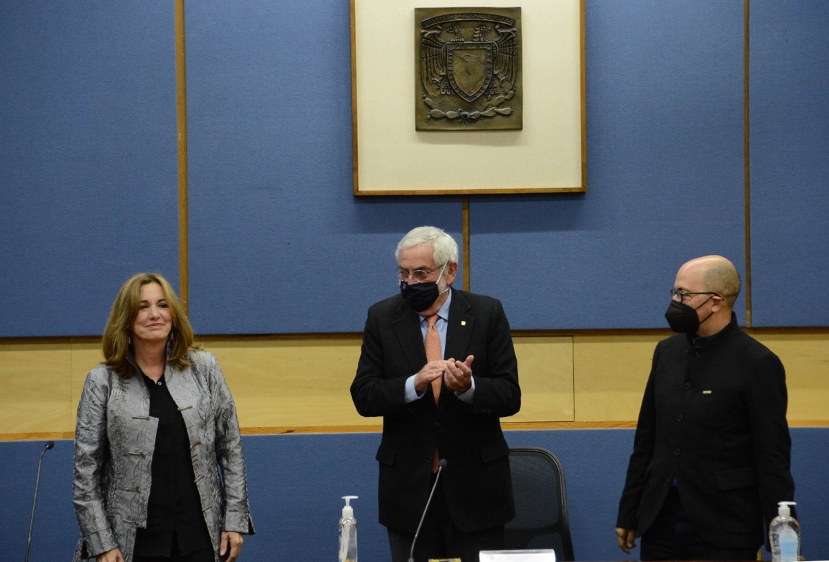Rosa Beltrán, Enrique Graue y Jorge Volpi durante la ceremonia de posesión. (Foto: Especial)