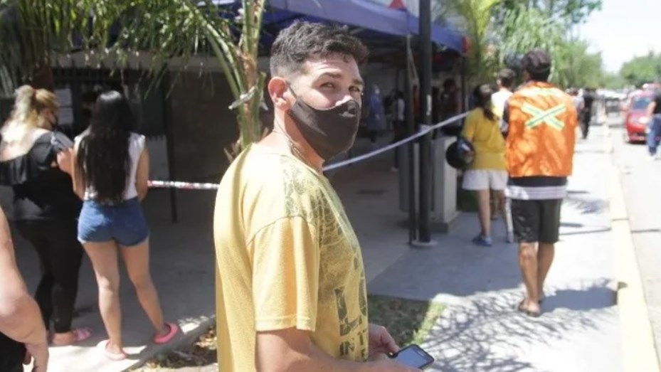 Sebastián Pujador cobra 160 pesos por hacer fila en centros de pruebas covid | Especial