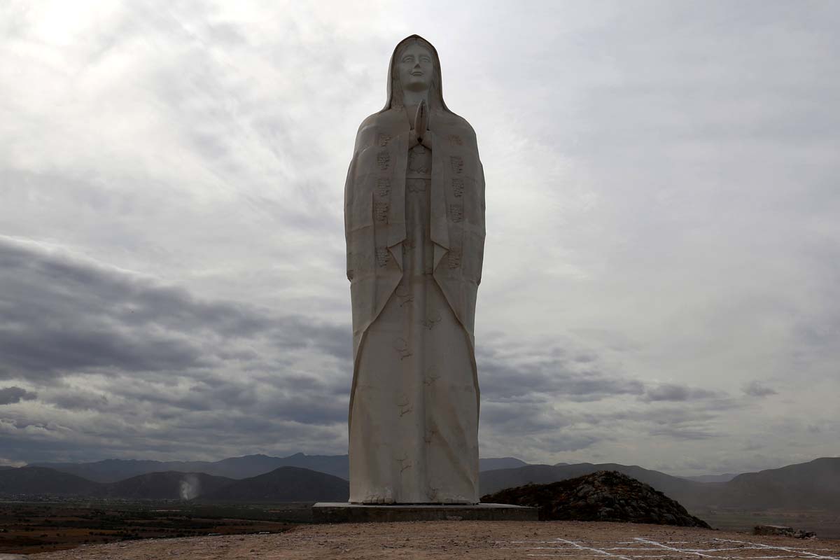Virgen del Desierto antes de que el viento la derrumbara. (Rolando Riestra)