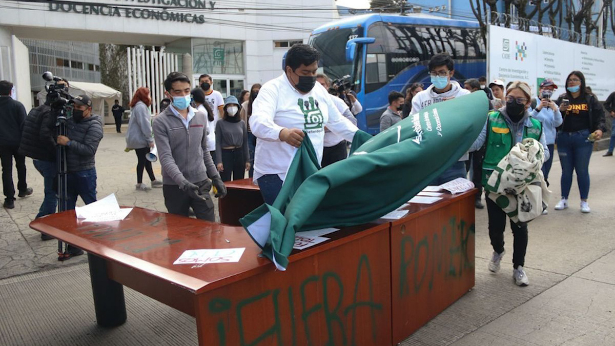 Alumnos del CIDE sacan escritorio del director y exhiben documentos