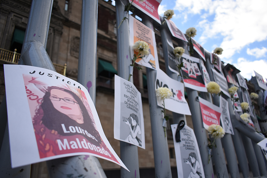 Colocaron fotografías, carteles con consignas, veladoras y flores. | Rodrigo del Río