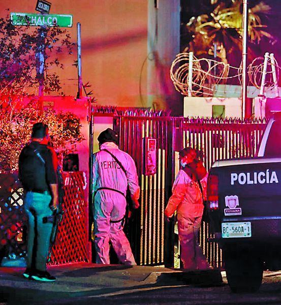 Comunicadores se manifiestan en una caseta de peaje en la Autopista del Sol y autoridades de BC arriban al lugar del crimen. Especial y Cuartoscuro