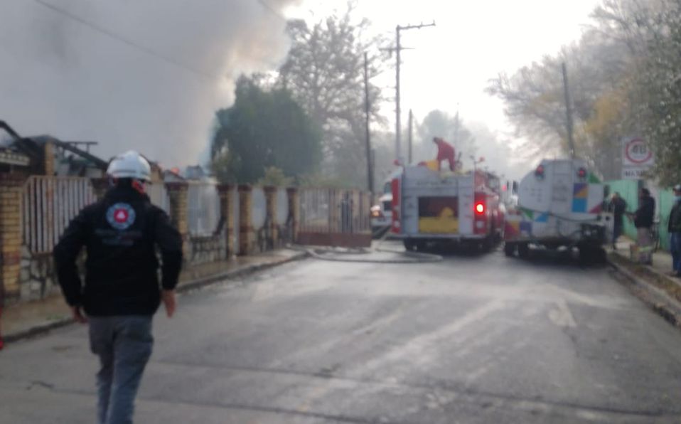 Los cuerpos de auxilio que desalojaron a dos adultos y un menor. Foto: Especial
