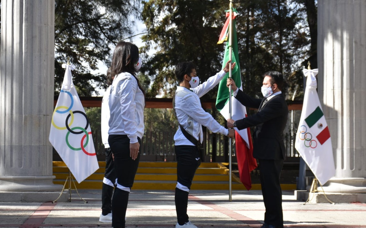 Donovan Carrillo recibió el lábaro patrio (Cortesía)