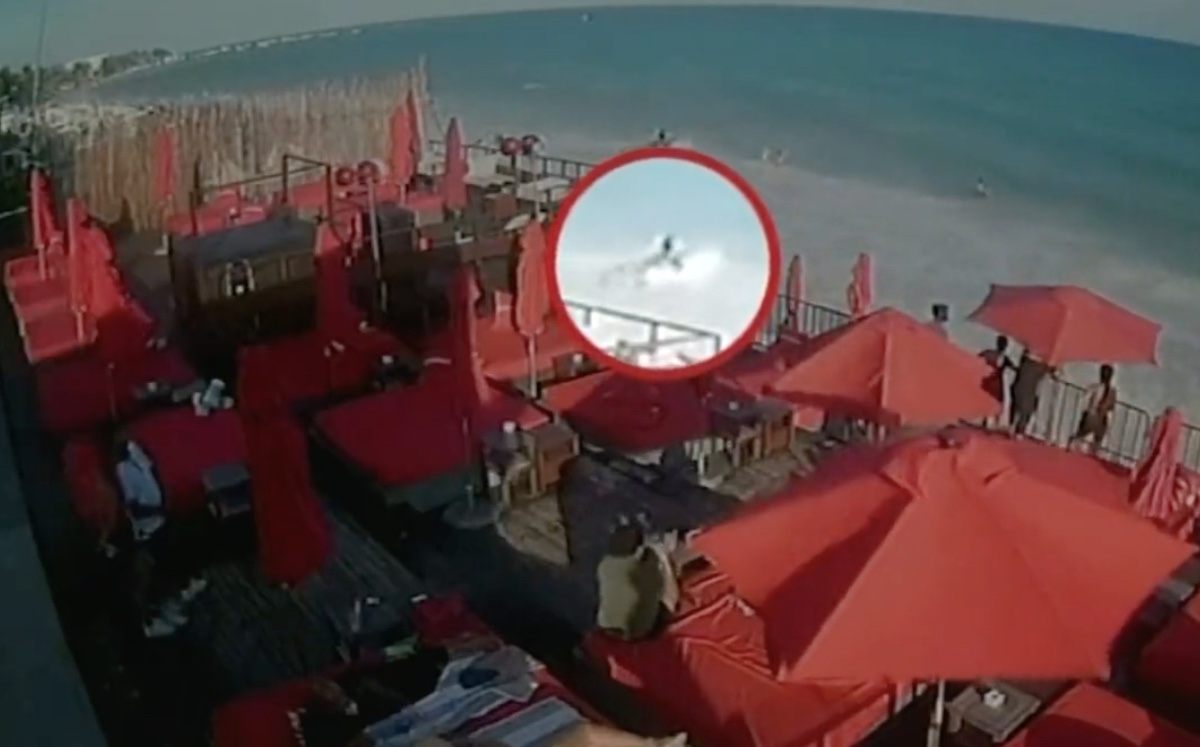 Escape de presuntos agresores del empleado del club Mamita's Beach. (Captura)