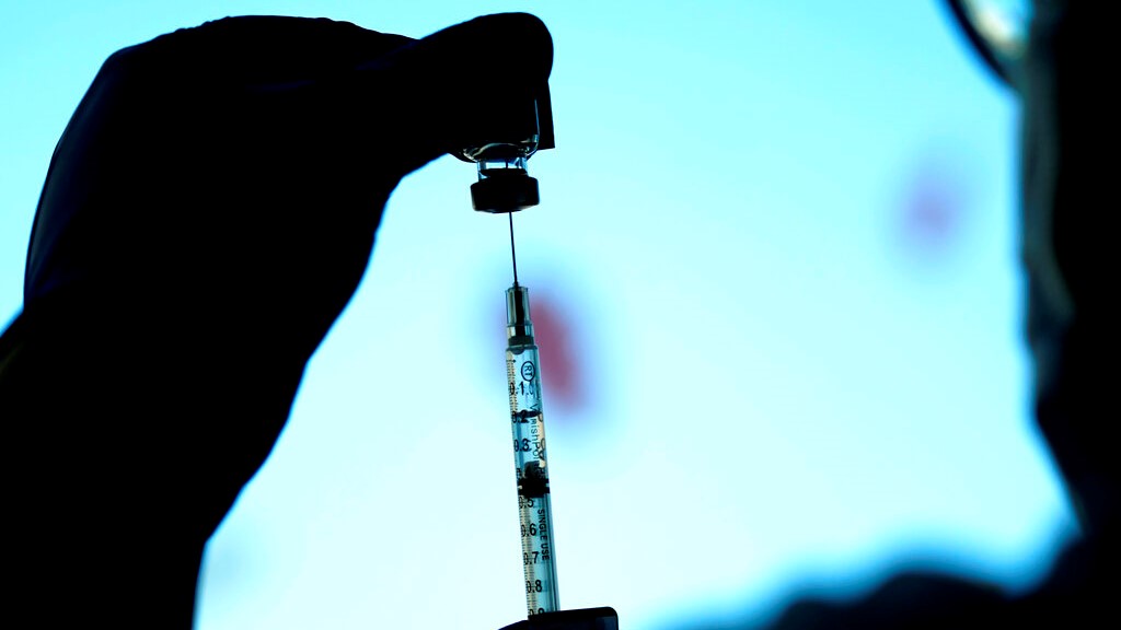 Los investigadores examinarán la seguridad de la vacuna de Pfizer modificada. (AP)