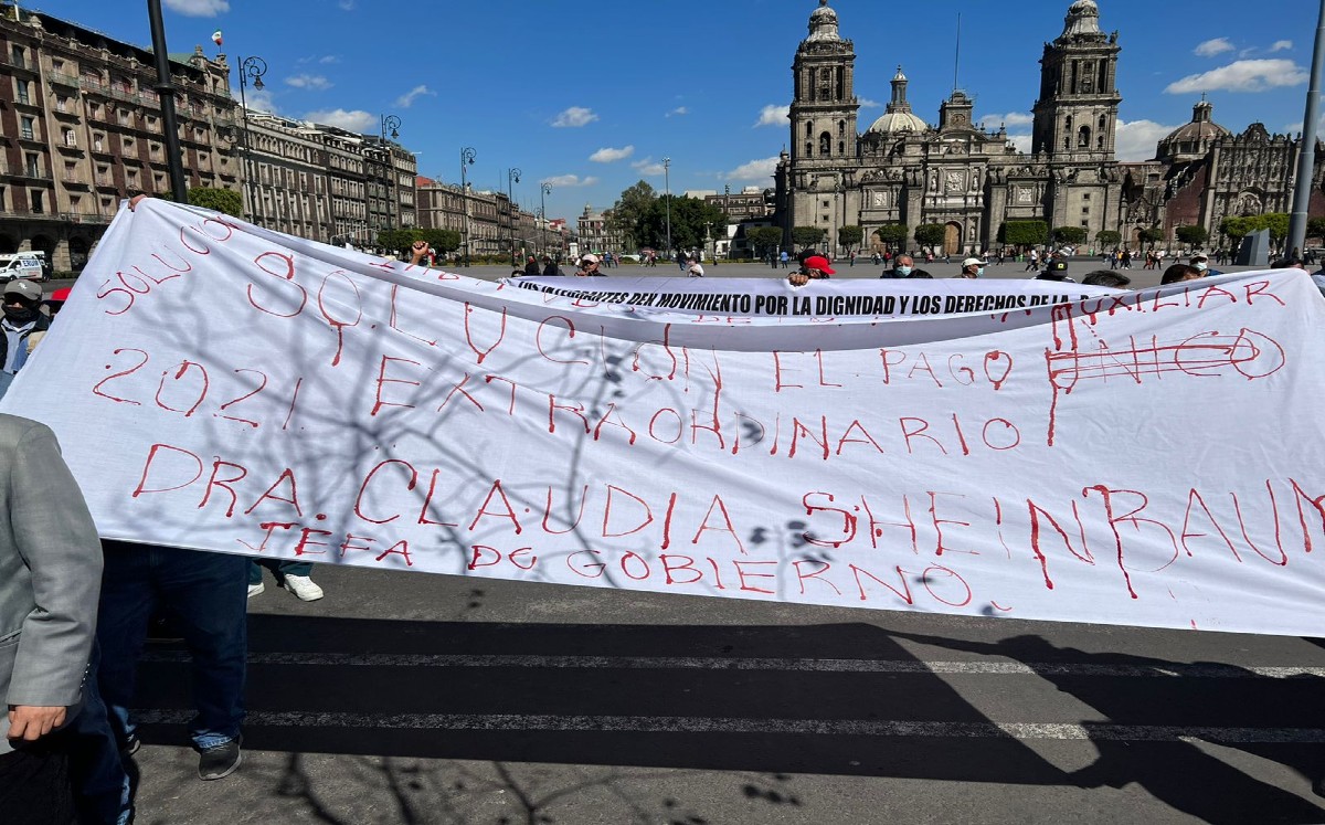 Los manifestantes usaron su propia sangre para escribir sus mensajes