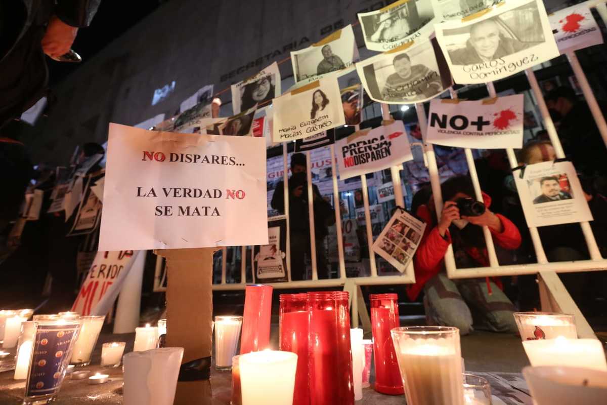 Manifestación de periodistas ante la Segob: exigen alto a la violencia. | Javier Ríos