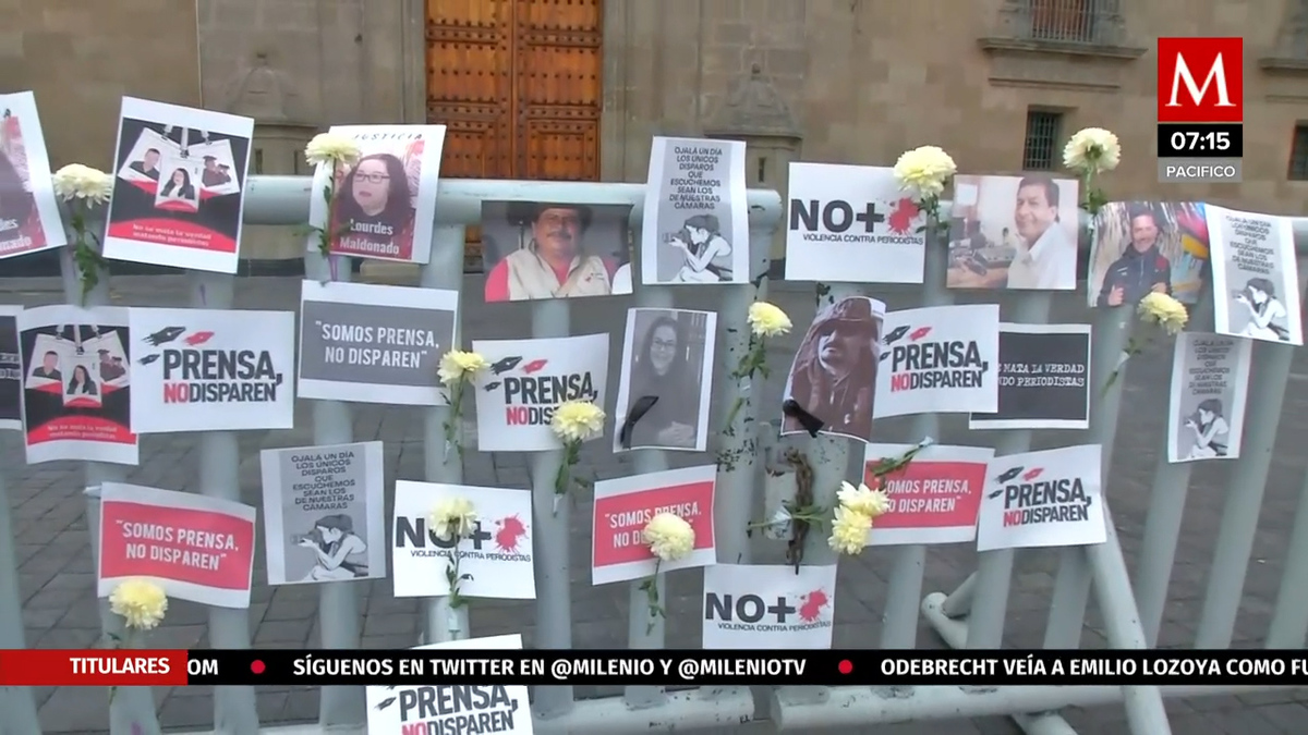 Periodistas realizan protesta frente a Palacio Nacional