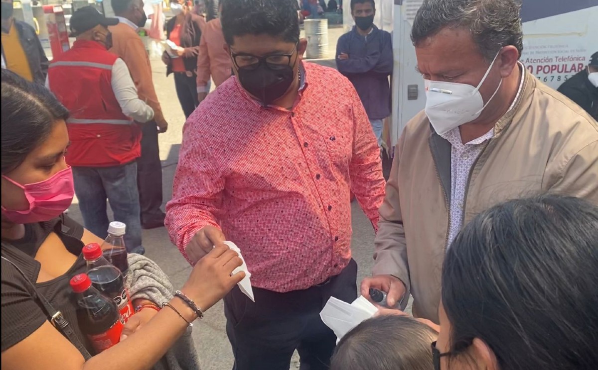En la tarde  personal del ayuntamiento regaló cubrebocas en las calles. (Especial)