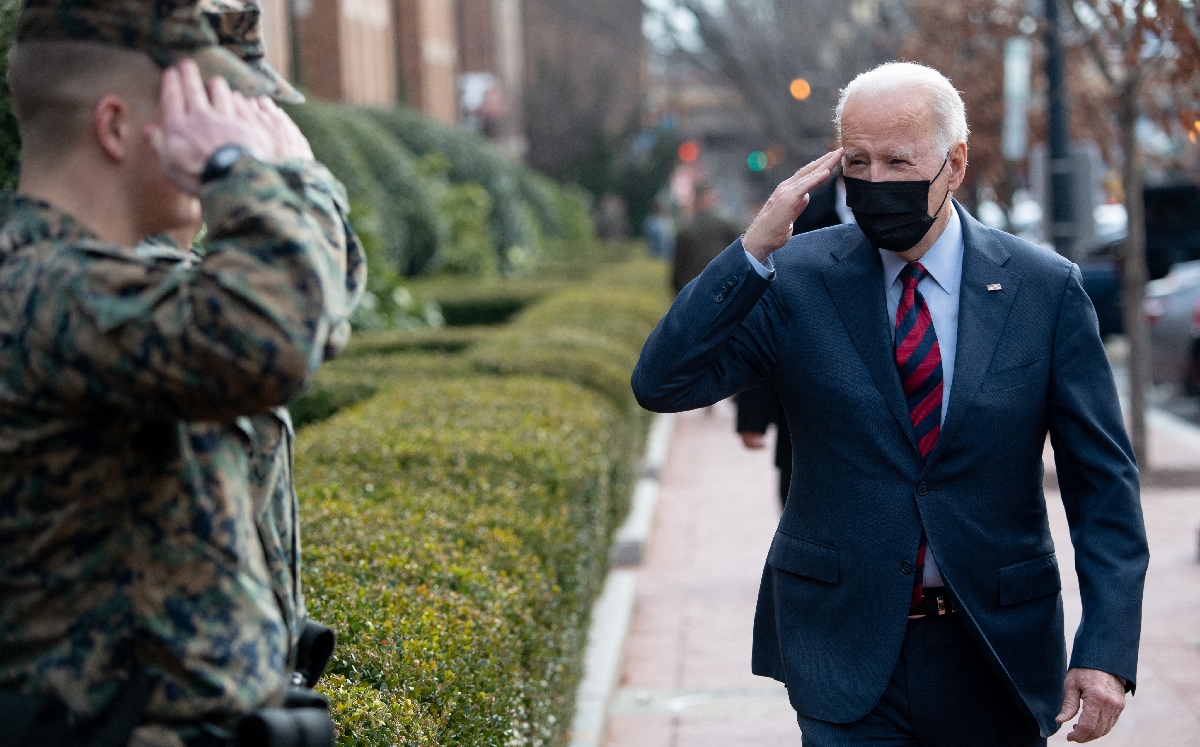 El presidente estadunidense saluda a un militar en Washington. | AFP