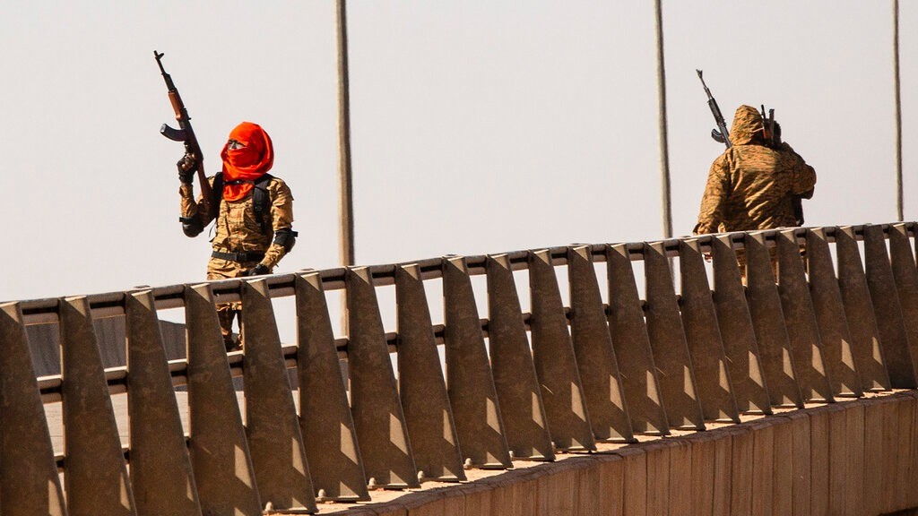 Un soldado amotinado dispara al aire en el cruce de Bobo, cerca del campamento de Lamizana en la capital de Burkina Faso, Uagadugú. (AP)