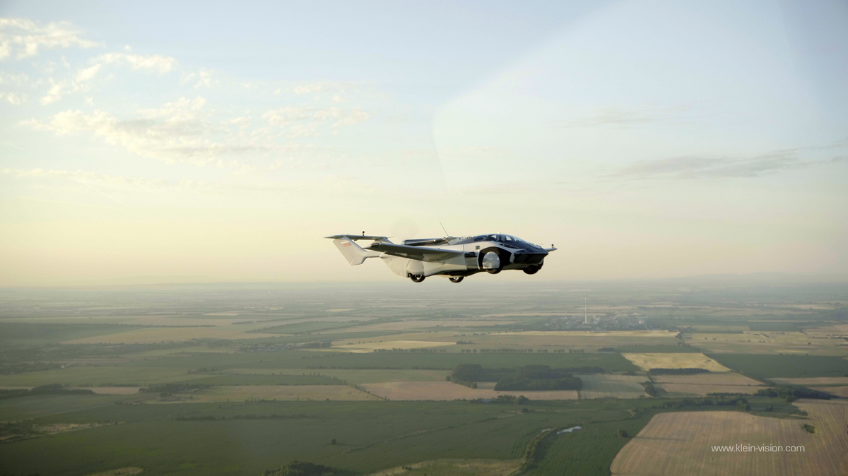 El AirCar de Klein Vision realizó su aterrizaje exitoso número 42 en Bratislava.