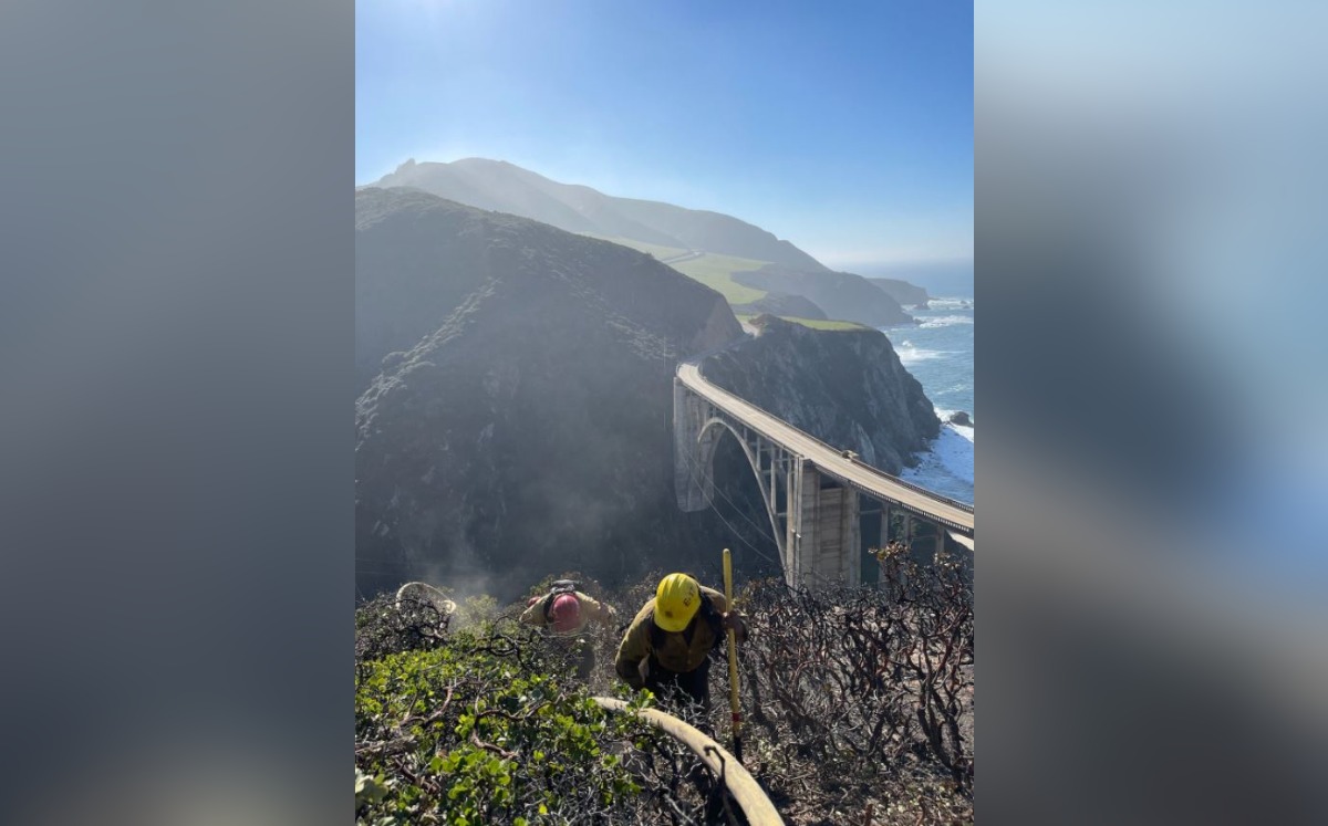 Bomberos al lado del puente Bixby el 26 de enero de 2022. | Foto: Los Padres NF