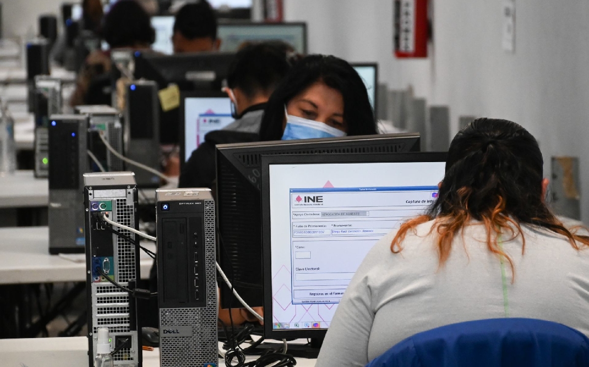 Decenas de personas continúan con la verificación de las firmas para la revocación. | Curtoscuro