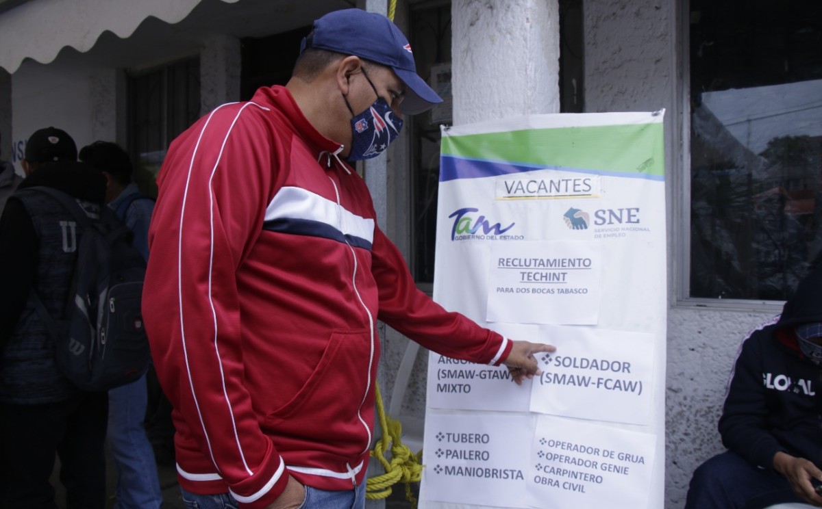 Obreros de Tampico buscan trabajo en la Refinería Dos Bocas.